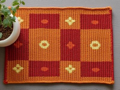 Nappe tissée à la main avec motifs géométriques et couleurs chaudes